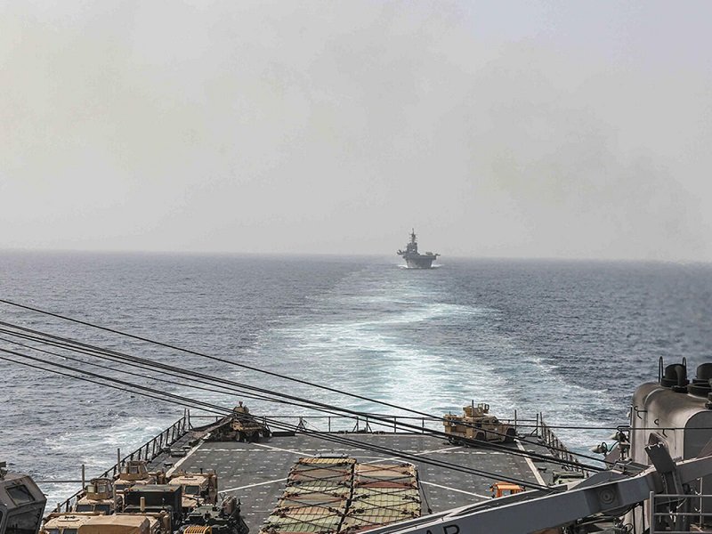 Crisis del Mar Rojo, hutíes, ataques aéreos, Estados Unidos, Reino Unido, Yemen, conflicto hutí, Ansarallah, Hussein al-Houthi, zaidismo, guerra civil yemení, Ali Abdullah Saleh, Abd-Rabbu Mansour Hadi, guerra en Yemen, Irán, respaldo a los hutíes, Eje de Resistencia, ataques a barcos en el Mar Rojo, importancia del Mar Rojo en el comercio mundial, economía mundial, impacto de los ataques hutíes.

