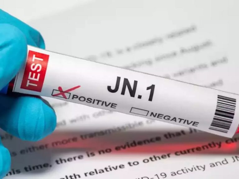 COVID-19, nueva variante JN.1, claves de JN.1, ola de contagios, BA.2.86, rápido crecimiento, vacunas actuales, pandemia de COVID-19, Organización Mundial de la Salud (OMS), Infobae, New York Times, IntraMed, Eric Topol, Scripps Research Translational Institute, carga viral en aguas residuales, virus respiratorios, gripe, VRS, medidas de prevención, mutaciones del virus, Pirola, variante de interés, síntomas de JN.1, situación en México, falta de estadísticas, uso del cubrebocas, Pachuca, Hidalgo, ocupación hospitalaria.