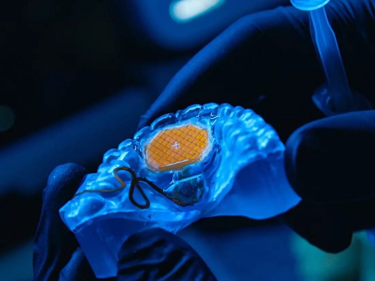 Conoce el mouse controlado por la lengua, Dispositivo para discapacidades físicas, Tecnología Bluetooth para personas con discapacidad, Novedoso ratón para la boca, MouthPad^, Accesibilidad tecnológica para discapacitados, Dispositivo de entrada por lengua, Innovación en control de dispositivos, Usabilidad para personas con parálisis en las manos, Tecnología para profesionales de manos ocupadas, Dispositivo de control con Bluetooth, Ratón para la boca MouthPad^, Control táctil con la lengua, Tecnología para personas con discapacidad motora, Dispositivo portátil de control, Acceso anticipado a MouthPad^, Mouse transparente para dientes, Futuro de la tecnología accesible, Mejora en la calidad de vida con MouthPad, Avances en dispositivos controlados por lengua.