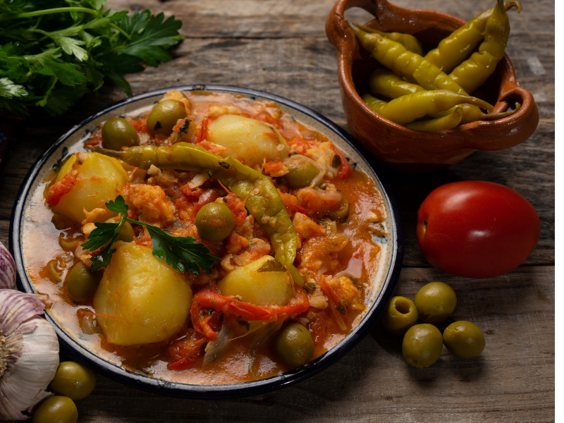 bacalao, vizcaína, gastronomía mexicana, platillo navideño, tradiciones culinarias, historia del bacalao, Navidad en México, mezcla cultural, cocina vasca, chiles güeros, ingredientes locales, pescado salado, recetas mexicanas, colonización española, cenas familiares, Nochebuena, tradición gastronómica, adaptación cultural, cocina navideña, legado culinario