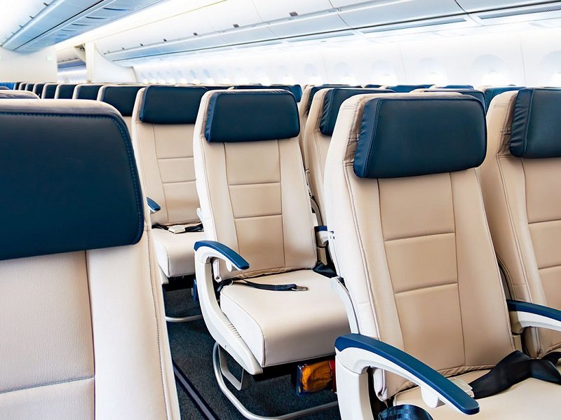 Viajes en avión, consejos para vuelos, equipaje de mano, comportamiento en avión, etiqueta en vuelos, asientos de avión, consideración en viajes, vuelos más cómodos, vuelos agradables, tips para aeropuertos, viajar con cortesía, espacio en compartimientos, reclinado de asientos, entretenimiento a bordo, consumo de alcohol en vuelos, niños en aviones, alimentación en viajes, cortesía en vuelos, higiene en vuelos, comodidad en vuelos.