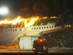 Accidente aéreo, Tragedia en Japón, Aviación, Japan Airlines, Choque de aviones, Aeropuerto de Tokio Haneda, Incidente aéreo, Aeronave militar, Airbus A350, Guardia Costera japonesa, Colisión de aeronaves, Bomberos, Accidente aéreo en Tokio, Desastres aéreos, Investigación de accidentes, Heridos en accidente aéreo, Evacuación de pasajeros, Ministro de Transporte de Japón, Fumio Kishida, Junta de Seguridad del Transporte de Japón.