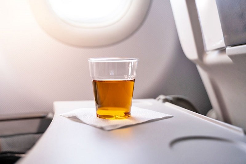 Viajes en avión, consejos para vuelos, equipaje de mano, comportamiento en avión, etiqueta en vuelos, asientos de avión, consideración en viajes, vuelos más cómodos, vuelos agradables, tips para aeropuertos, viajar con cortesía, espacio en compartimientos, reclinado de asientos, entretenimiento a bordo, consumo de alcohol en vuelos, niños en aviones, alimentación en viajes, cortesía en vuelos, higiene en vuelos, comodidad en vuelos.