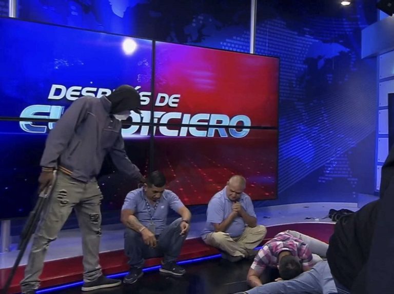 Ecuador en crisis, Conflicto interno en Ecuador, Violencia criminal en Ecuador, Bandas delictivas en Ecuador, Estado de excepción en Ecuador, Amenazas al presidente en Ecuador, Acciones terroristas en Ecuador, Fuerzas Armadas en Ecuador, Toma de canal de TV en Ecuador, Inseguridad en Ecuador, Helicópteros en Quito, Guerra urbana en Ecuador, Detenciones por violencia en Ecuador, Apoyo internacional a Ecuador, Derechos humanos en crisis en Ecuador, Ataques a periodistas en Ecuador, Crimen organizado en Ecuador, Impacto en la prensa ecuatoriana, Situación de emergencia en Ecuador, Crisis de seguridad en América Latina