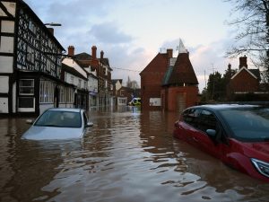 Tormenta Henk, Inundaciones en Inglaterra, Alertas de inundación, Europa en alerta, Evacuaciones por inundaciones, Cortes eléctricos, Riesgos por clima extremo, Emergencias climáticas, Impacto de tormentas, Desastres naturales, Severas condiciones meteorológicas, Consecuencias de la tormenta, Daños por tormentas, Prevención de inundaciones, Ayuda en desastres, Tormenta en Europa, Niveles de ríos elevados, Inestabilidad climática, Gestión de crisis climáticas, Pronósticos meteorológicos.