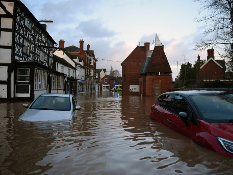 Tormenta Henk, Inundaciones en Inglaterra, Alertas de inundación, Europa en alerta, Evacuaciones por inundaciones, Cortes eléctricos, Riesgos por clima extremo, Emergencias climáticas, Impacto de tormentas, Desastres naturales, Severas condiciones meteorológicas, Consecuencias de la tormenta, Daños por tormentas, Prevención de inundaciones, Ayuda en desastres, Tormenta en Europa, Niveles de ríos elevados, Inestabilidad climática, Gestión de crisis climáticas, Pronósticos meteorológicos.