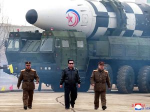 Corea del Norte, preparativos de guerra, tensión con Occidente, Kim Jong-un, Estados Unidos, confrontación, ejercicios militares, amenazas nucleares, misiles balísticos, respuesta conjunta, armamento nuclear, crisis de seguridad, seguridad nacional, políticas exteriores, armas nucleares tácticas, programa nuclear, relaciones internacionales, potencia nuclear, supervivencia, tensiones geopolíticas.