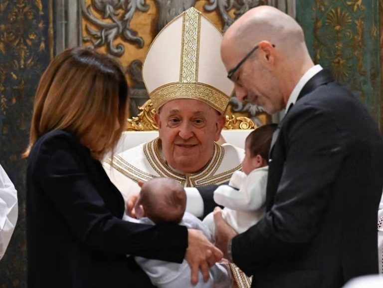 Papa Francisco, prohibición universal, maternidad subrogada, gestación subrogada, paz social, derecho internacional humanitario, guerra en Ucrania, conflicto en Gaza, crisis climáticas, armas nucleares, teoría de género, Iglesia Católica Romana, fertilización in vitro, comercialización del embarazo, dignidad humana, crisis humanitarias, colonizaciones ideológicas, cultura de la muerte, derechos humanos, conflictos bélicos.