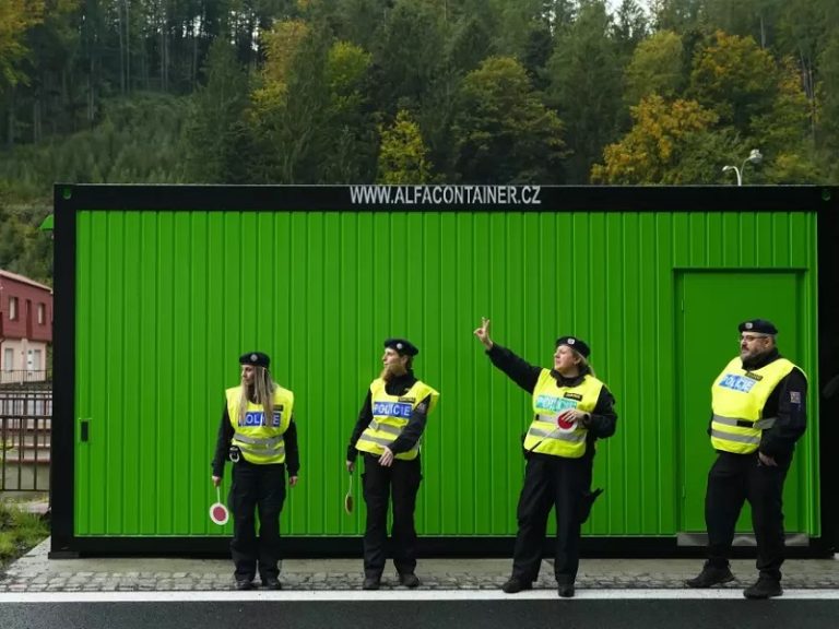 Endurecen controles en fronteras. Montaron controles policiales en pasos fronterizos que normalmente son zonas de libre movimiento para miembros de la UE. En México se espera que el 2023 cierre con cifras récords de migrantes. En tanto, el gobierno mexicano suspendió retornos asistidos y traslados de migrantes por falta de liquidez.