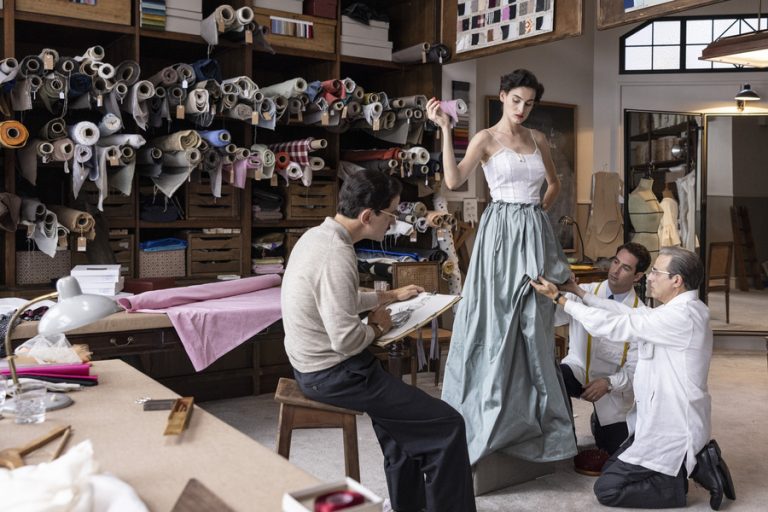 San Sebastián, origen, sentido, respeto, equipo de producción, serie de televisión, Cristóbal Balenciaga, lujo, moda, belleza, Alberto San Juan, directores, actores, Teatro Victoria Eugenia, reina Victoria Eugenia, Bina Daigeler, vestidos, sombreros, estilo, trabajo artesanal, Disney +, París, posguerra, nazis, aliados, espías, madrileño, Goya, cine de comedia, drama, perfil psicológico, Getaria, Alberto Iglesias, Maison Balenciaga, prêt-à-porter, Gabrielle Chanel, Colette, musa, funeral, Prudence Glynn, San Sebastián de los 70, entrevista, icono vasco, belle époque, Coco Chanel, Christian Dior, Givenchi, Wladzio d’Attainville, Ramón Esparza, católico, 90 decorados, profesionales, figurantes, Mitxel Esquiaga, Marco, trajes de época, estudios.