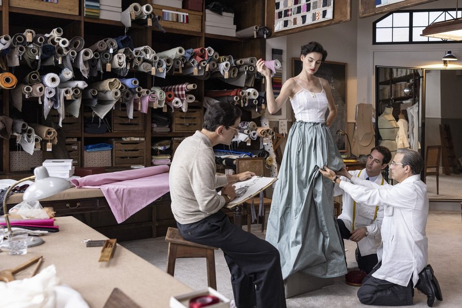 San Sebastián, origen, sentido, respeto, equipo de producción, serie de televisión, Cristóbal Balenciaga, lujo, moda, belleza, Alberto San Juan, directores, actores, Teatro Victoria Eugenia, reina Victoria Eugenia, Bina Daigeler, vestidos, sombreros, estilo, trabajo artesanal, Disney +, París, posguerra, nazis, aliados, espías, madrileño, Goya, cine de comedia, drama, perfil psicológico, Getaria, Alberto Iglesias, Maison Balenciaga, prêt-à-porter, Gabrielle Chanel, Colette, musa, funeral, Prudence Glynn, San Sebastián de los 70, entrevista, icono vasco, belle époque, Coco Chanel, Christian Dior, Givenchi, Wladzio d’Attainville, Ramón Esparza, católico, 90 decorados, profesionales, figurantes, Mitxel Esquiaga, Marco, trajes de época, estudios.