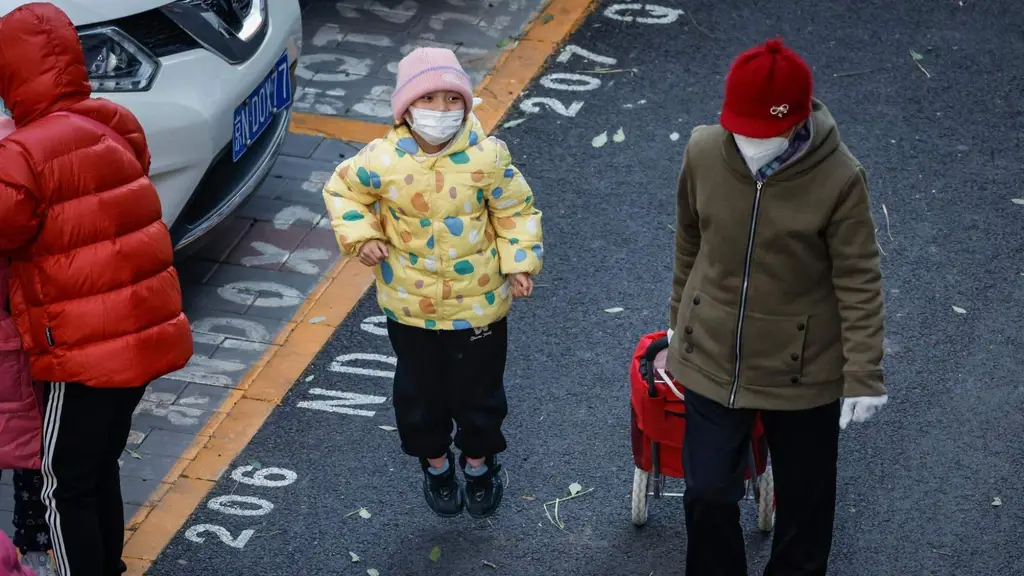 Pandemia global de Covid-19, Organización Mundial de la Salud (OMS), Neumonía en China, Enfermedades respiratorias, Niños afectados, Gripe y patógenos conocidos, Demoras en hospitales chinos, Comisión Nacional de Salud de China, Invierno en Beijing y norte de China, Oleada de niños enfermos, Brecha de inmunidad, Transparencia con China, Mycoplasma pneumoniae, Neumonía atípica, Síntomas respiratorios, Antibióticos y tratamiento, Recomendaciones de la OMS, Desbordamiento en hospitales infantiles, Quejas de padres en redes sociales, Crisis global y comparación con la pandemia de COVID-19.