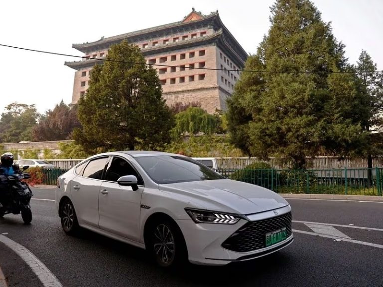 Vehículos eléctricos, BYD, ventas de vehículos, vehículos eléctricos en EE. UU., BYD Co, automóviles eléctricos, créditos fiscales, normativas de abastecimiento, cadena de suministro, Tesla, modelos de vehículos, clientes de vehículos eléctricos, concesionario de vehículos, elegibilidad para créditos fiscales, fabricantes de automóviles, cumplimiento de requisitos, Ley de Reducción de la Inflación, ensamblaje en América del Norte, modelos de Tesla, vehículos Cadillac.