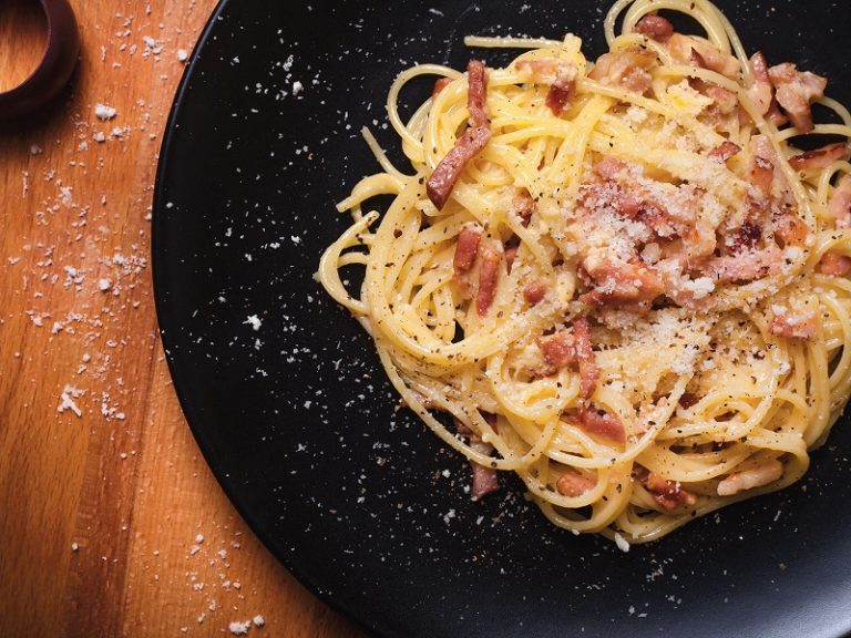 Receta original carbonara, controversia histórica, cocina italiana, identidad nacional, polémica gastronómica, tradiciones culinarias, Luca Cesari, historia cocina romana, evolución receta carbonara, influencia estadounidense, gastronomía italiana, Alberto Grandi, defensa tradiciones, reinterpretación culinaria, herencia culinaria, gastronacionalismo italiano, pasta con ketchup, pizza con piña, provocación culinaria, controversia gastronómica, pizza napolitana siglo XIX