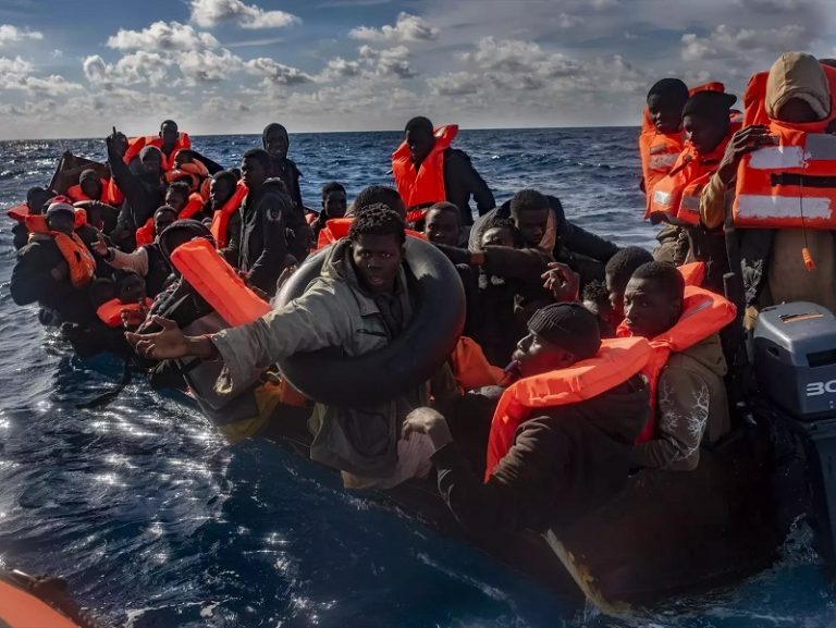 Migración irregular a España, Crisis migratoria en las islas Canarias, Récord de llegadas a Canarias en 2023, Aumento del flujo migratorio a México, Estadísticas de muertes en rutas migratorias, Informe de Caminando Fronteras, Aumento de salidas desde Senegal, Causas del aumento de muertes en la migración, Priorización del control de fronteras, Impacto de la externalización de fronteras, Reducción de medios para la protección de la vida, Invisibilización de las víctimas migrantes, Mensajes racistas y xenófobos en la crisis migratoria, Flujo migratorio en México en 2023, Detenciones de migrantes en México, Peticiones de refugio en México, Flujo de migrantes por continente hacia México, Tensiones entre México y Estados Unidos por la migración, Medidas adoptadas por México ante la crisis migratoria, Impacto político de la migración en Estados Unidos.