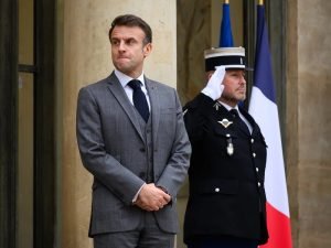 Leyes de migración en Francia, Macron y políticas migratorias, Proyecto de ley de inmigración francés, Tensiones políticas en Francia, Elecciones al Parlamento Europeo, Opinión pública en Francia, Control de la inmigración ilegal, Extrema derecha en Europa, Consejo Constitucional francés, Impacto de la inmigración en Europa, Legislación sobre migrantes en Francia, Estadísticas de inmigrantes en Francia, Políticas migratorias europeas, Reformas de la Unión Europea, Inmigración y políticas de asilo, Extrema derecha en Países Bajos, Crisis política por inmigración, Debate sobre asilo en Gran Bretaña, Impacto de la inmigración en la UE, Legislación migratoria en Europa