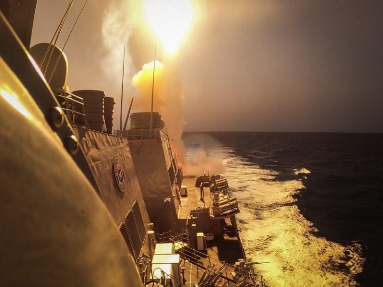 Rebeldes hutíes en el mar Rojo, Ataques de los hutíes en Yemen, Estados Unidos intercepta drones hutíes, Irán y su apoyo a los rebeldes, Conflicto en el mar Rojo, Operaciones militares en Gaza, Impacto en la navegación internacional, Sanciones a financiadores hutíes, Tensión en el mar Rojo, Amenazas a la libertad de navegación, Rebeldes yemeníes y sus ataques marítimos, Comercio internacional en riesgo, Rutas marítimas alteradas por conflictos, Irán y su influencia en Yemen, Desafíos en el transporte marítimo, Crisis en el mar Rojo por ataques hutíes, Hutíes y sus acciones contra buques, Estados Unidos impone sanciones financieras, Impacto de los hutíes en el comercio, Resolución del conflicto en Gaza.
