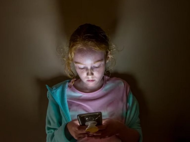 Protección de menores en redes sociales, Contenidos dañinos en Instagram y Facebook, Medidas de seguridad para adolescentes, Algoritmos de control de contenido en Meta, Restricciones en contenido para jóvenes, Prevención de autolesiones y suicidio en redes, Impacto de contenidos sobre salud mental, Regulación de Big Tech en protección juvenil, Contenidos restringidos en redes sociales, Responsabilidad de plataformas digitales, Riesgos de contenido en Internet para menores, Herramientas de seguridad en Instagram y Facebook, Consultas a expertos en protección juvenil, Desafíos en la gestión parental de contenido, Enfoque educativo en contenido delicado, Acceso a recursos para salud mental en redes, Control de términos de búsqueda sensibles, Notificaciones para configuraciones de privacidad, Impacto de redes sociales en la salud mental, Críticas a las medidas de protección de Meta