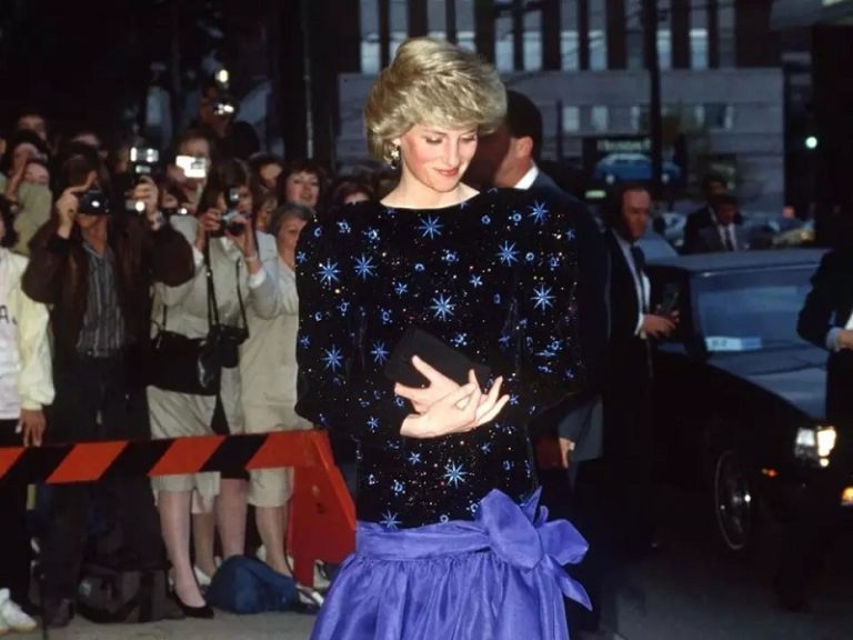 Vestido de Lady Di, Subasta de vestidos, Princesa Diana, Julien's Auctions, Récord de subasta, Moda vintage, Hollywood Legends, The Crown, Temporada 6 de The Crown, Muerte de Lady Di, Accidente automovilístico, Paparazzi y celebridades, Impacto de la serie, Isabel II y Diana de Gales, Ficción basada en hechos reales, Tragedia real, Revolución en Netflix, Espíritu de Lady Di, Princesa del pueblo, Leyes sobre paparazzi.