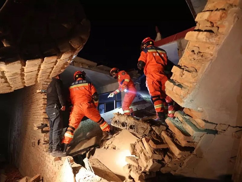 Terremoto en China, Rescate bajo cero, Terremoto de magnitud 6.2, Daños por desastre natural, Situación de emergencia, Impacto del frío en rescates, Víctimas del terremoto, Regiones afectadas en China, Desafíos en rescates, Infraestructuras dañadas, Respuesta de emergencia, Recursos para damnificados, Impacto en viviendas, Condiciones climáticas extremas, Riesgos post-terremoto, Terremotos en China, Trabajo de rescate en condiciones adversas, Réplicas sísmicas, Análisis de actividad sísmica, Impacto en provincias vulnerables.