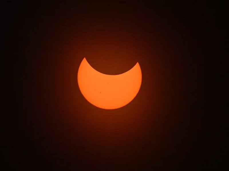 Eclipse solar total 2024, Eventos astronómicos 2024, Observación astronómica, Fenómenos celestes, Actividad solar 2024, Predicciones solares, Auroras boreales, Eclipse solar en América, Lluvias de meteoros 2024, Lunas llenas 2024, Astronomía para aficionados, Telescopios y binoculares, Cazadores de eclipses, Calendario astronómico, Observación de estrellas, Ciclo solar 11 años, Superlunas 2024, Fenómenos atmosféricos, Cielo nocturno 2024, Planificación eclipse solar.
