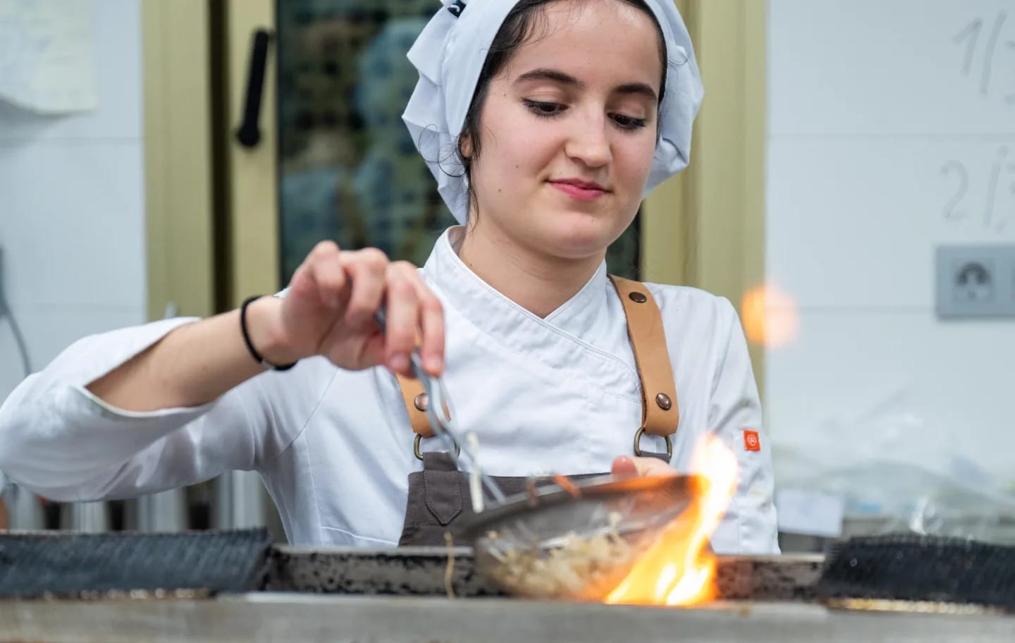 Cinco Jotas Cooking Challenge, Recetas con jamón de bellota, Basque Culinary Center (BCC), Irvanka Sinead y Hannah Kaplun, Mejor reinterpretación de un plato clásico, Andreu Ares y su 'Potaje', 'Raíces': la mejor interacción en el universo virtual, Hannah Kaplun y 'El Origen', Blanca Lahoz y su 'Jardín', Roger Prat y las 'Patatas con bogavante y jamón', Jurado y criterios de evaluación, Testimonio de Eddy Warman, Sueños y metas de los participantes, Premios y reconocimientos, Jamón de bellota 100% ibérico, Proceso de elaboración del jamón, Crisis en la industria jamonera española, Denominación de Origen Protegida (DOP), Certificación de calidad de Cinco Jotas, Variedades de jamones y precintos.
