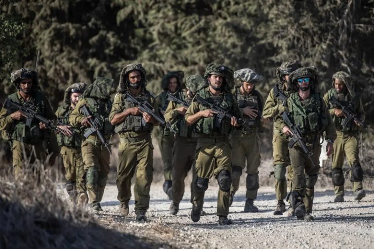 zona de combate, ofensiva terrestre, Gaza, ejército israelí, comunidades palestinas, evacuación de residentes, anuncio militar, duración de la guerra, Hamás, ataque del 7 de octubre, agencia AP, combates urbanos, norte de Gaza, Khan Younis, palestinos refugiados, nueva fase de la guerra, situación humanitaria, gobernabilidad, seguridad en Gaza, Ron Dermer, Antony Blinken, Jake Sullivan, alto el fuego, Benjamin Netanyahu, bajas civiles, historia reciente, oficina de derechos humanos de la ONU, campos bombardeados, Nuseirat, Maghazi, Bureij, apagón de telecomunicaciones, Paltel, NetBlocks, conectividad de red en Gaza, soberanía, organizaciones terroristas vecinas, Hezbollah, frontera israelí-libanesa, milicias respaldadas por Irán, Iraq, Mar Rojo, crisis humanitaria, preocupación internacional, ejército israelí.
