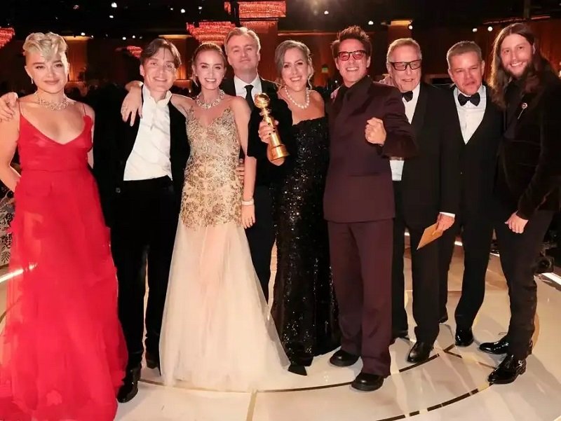 Globos de Oro 2024, Premios cinematográficos, Oppenheimer vs Barbie, Christopher Nolan, Cillian Murphy, Robert Downey Jr., Succession y The Bear, Jo Koy discurso polémico, Mejores películas de drama, Gala de premios en Los Ángeles, Estrellas del entretenimiento, Greta Gerwig y Barbie, Premios en diferentes categorías, Comentarios controversiales en la gala, Comparación entre películas nominadas, Opiniones sobre Oppenheimer, Reacciones del público en la ceremonia, Chistes en la entrega de premios, Polémica en los Globos de Oro, Reflexiones sobre las producciones cinematográficas.