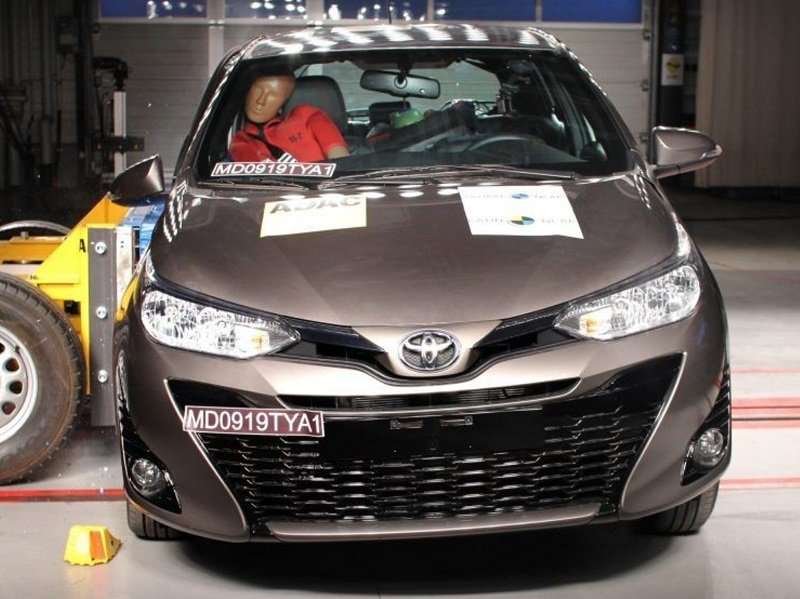 Fabricante de automóviles, Toyota, Daihatsu, Pruebas de seguridad, Producción detenida, Escándalo de seguridad, Impacto en México, Producción suspendida, Manipulación de pruebas, Investigación de seguridad, Problemas de certificación, Reputación de la empresa, Acciones de Toyota, Suspensión de entregas, Escándalo de vehículos adulterados, Toyota y Daihatsu, Impacto en mercados globales, Ensayos de emisiones, Reformas en certificaciones, Trampas en pruebas de calidad.