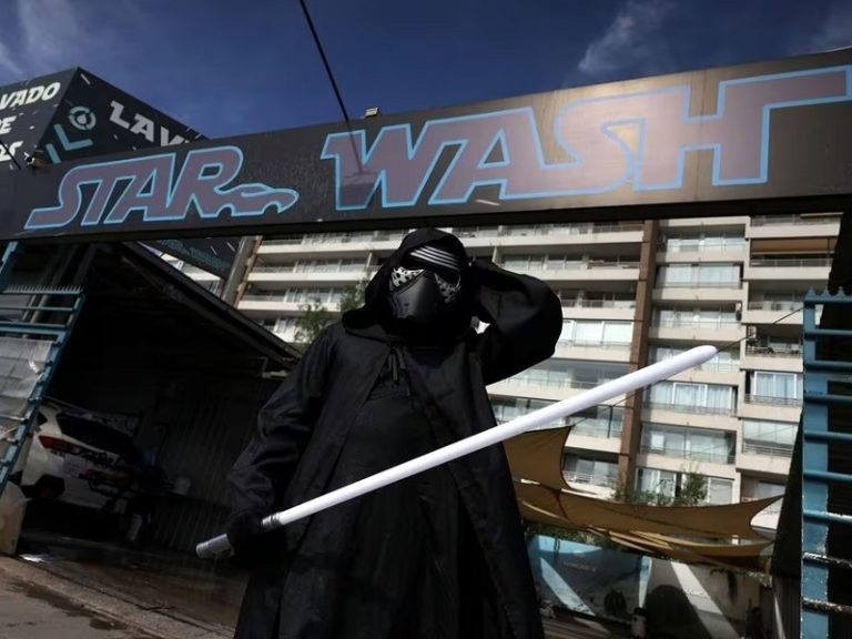 Star Wars, Star Wash, Lucasfilm, plagio, demanda legal, derechos de autor, marca registrada, conflicto de marcas, propiedad intelectual, disputa legal, nombre comercial, confusión de marcas, lavadero de autos, franquicia cinematográfica, identidad empresarial, competencia leal, ética mercantil, ley de propiedad industrial, infracción de marca, sables láser