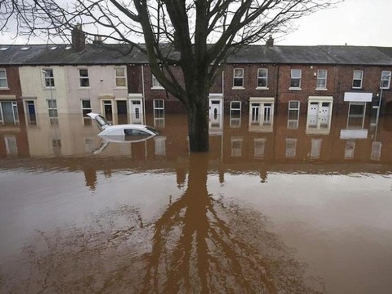 Tormenta Henk, Inundaciones en Inglaterra, Alertas de inundación, Europa en alerta, Evacuaciones por inundaciones, Cortes eléctricos, Riesgos por clima extremo, Emergencias climáticas, Impacto de tormentas, Desastres naturales, Severas condiciones meteorológicas, Consecuencias de la tormenta, Daños por tormentas, Prevención de inundaciones, Ayuda en desastres, Tormenta en Europa, Niveles de ríos elevados, Inestabilidad climática, Gestión de crisis climáticas, Pronósticos meteorológicos.