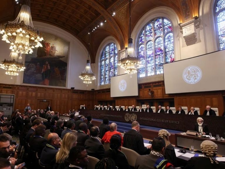 juicio ONU, denuncia Sudáfrica, Genocidio Israel, Corte Internacional de Justicia, guerra Gaza, alegatos Sudáfrica, orden preliminar Israel, cese militar Gaza, manifestantes proisraelíes, banderas israelíes, bandera palestina, identidad nacional israelí, apartheid sudafricano, conflicto israelí-palestino, actos genocidas, Convención sobre el Genocidio, violación obligaciones, mortíferas operaciones, defensa legal Israel, declaración infundada, tribunal internacional, medidas provisionales, vista CIJ, decisión urgente, impacto condena internacional, cumplimiento orden judicial, apoyo aliados occidentales, guerra en Gaza.