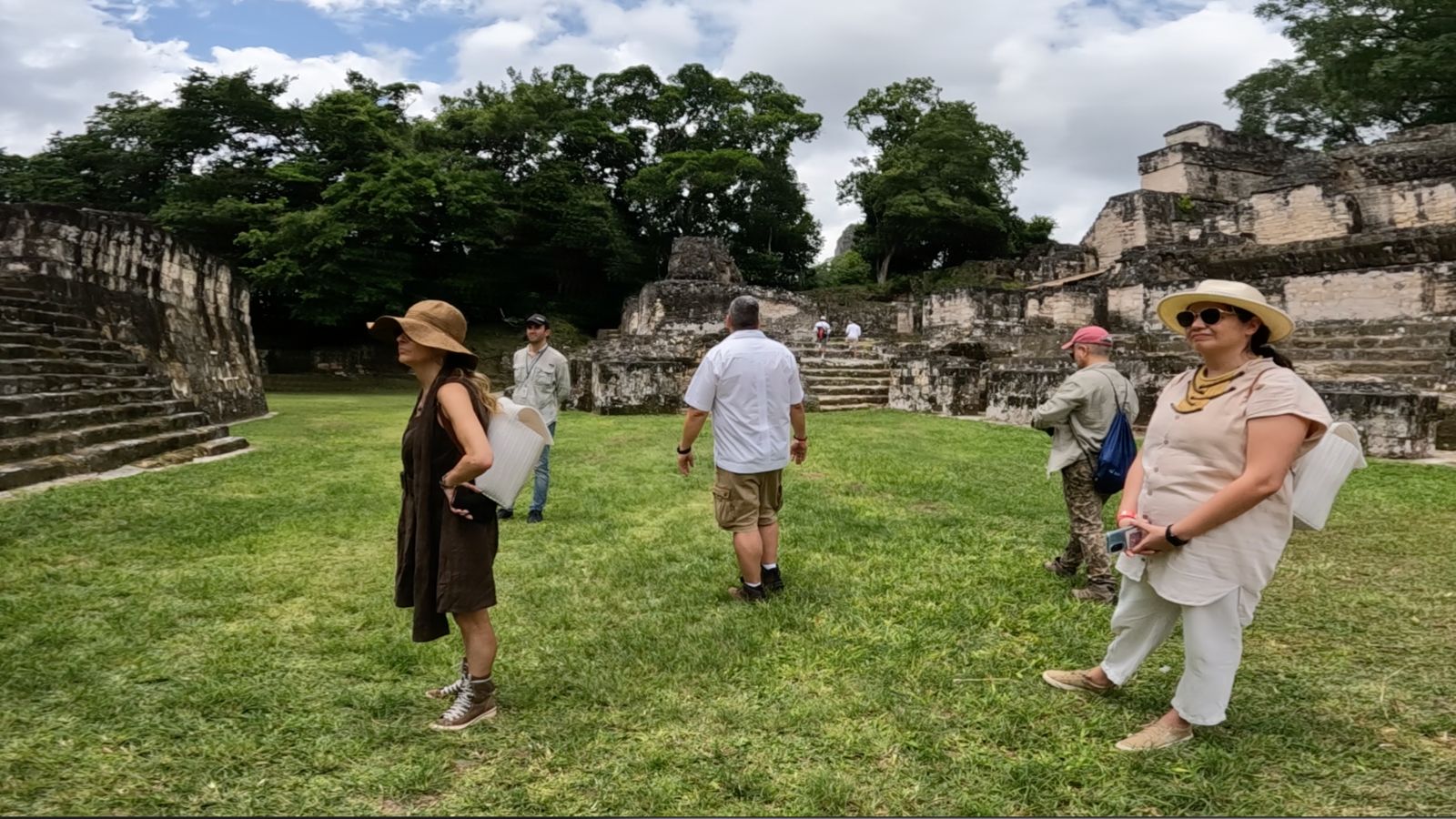 Tikal, ciudad maya, selva de Petén, patrimonio cultural, civilización maya, templos, historia antigua, biodiversidad, aventura, legado arqueológico, Templo del Gran Jaguar, arquitectura maya, halcón pecho naranja, chicozapote, arte maya, exploración, civilización perdida, estructura arquitectónica, ecosistema, viaje en el tiempo, riqueza cultural