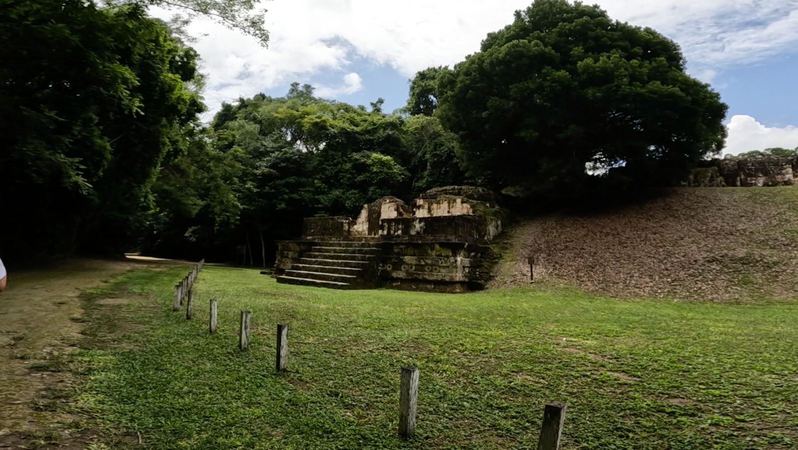 Tikal, ciudad maya, selva de Petén, patrimonio cultural, civilización maya, templos, historia antigua, biodiversidad, aventura, legado arqueológico, Templo del Gran Jaguar, arquitectura maya, halcón pecho naranja, chicozapote, arte maya, exploración, civilización perdida, estructura arquitectónica, ecosistema, viaje en el tiempo, riqueza cultural