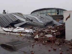 Tormentas en Argentina, Desastres naturales en Argentina, Daños por tormentas en Argentina, Vientos huracanados en Argentina, Inundaciones en Argentina, Bahía Blanca, Consecuencias de la tormenta en Bahía Blanca, Impacto de la tormenta en Buenos Aires, Club Bahiense del Norte, Manu Ginóbili, Víctimas de la tormenta en Argentina, Daños en aeropuertos por tormentas, Emergencia en Bahía Blanca, Duelo en Argentina por desastre, Servicios suspendidos en Bahía Blanca, Ayuda en emergencias, Colaboración en desastres naturales, Declaratoria de emergencia en Argentina, Solidaridad en Bahía Blanca, Apoyo a afectados por tormentas