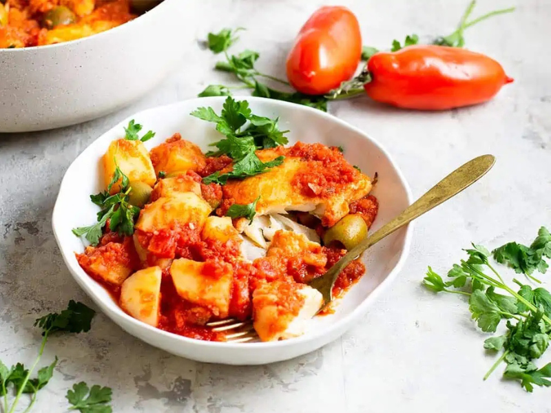 bacalao, vizcaína, gastronomía mexicana, platillo navideño, tradiciones culinarias, historia del bacalao, Navidad en México, mezcla cultural, cocina vasca, chiles güeros, ingredientes locales, pescado salado, recetas mexicanas, colonización española, cenas familiares, Nochebuena, tradición gastronómica, adaptación cultural, cocina navideña, legado culinario