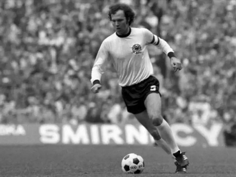 Franz Beckenbauer, Leyenda del fútbol, Defensor central, Kaiser, Historia del fútbol, Campeón del Mundo, Bayern Múnich, Selección Alemana, Balón de Oro, Carrera como jugador, Carrera como entrenador, Legado de Beckenbauer, Bundesliga, Campeonatos ganados, Fútbol alemán, Carrera internacional, Títulos y logros, Impacto en el fútbol, Homenaje a Beckenbauer, Legado perdurable