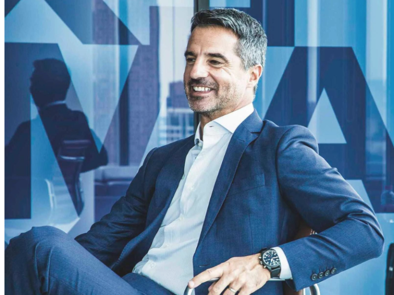 American Express México, Santiago Fernández Vidal, despido sorpresivo, corrupción interna, Patricio Mendoza, cambios en liderazgo, marketing y publicidad, fraude en tarjetas, alianzas exclusivas, quejas anónimas, problemas financieros, Stephen J. Squeri, reorganización empresarial, economía rosa, salones Centurión, relaciones públicas, sobreexposición mediática, estructura operativa, mercado mexicano, nueva dirección, sector financiero.