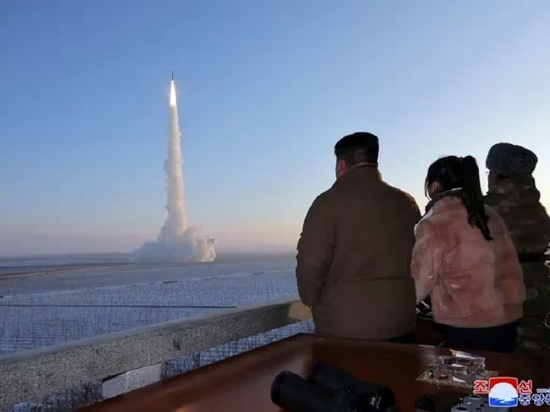 Corea del Norte, preparativos de guerra, tensión con Occidente, Kim Jong-un, Estados Unidos, confrontación, ejercicios militares, amenazas nucleares, misiles balísticos, respuesta conjunta, armamento nuclear, crisis de seguridad, seguridad nacional, políticas exteriores, armas nucleares tácticas, programa nuclear, relaciones internacionales, potencia nuclear, supervivencia, tensiones geopolíticas.