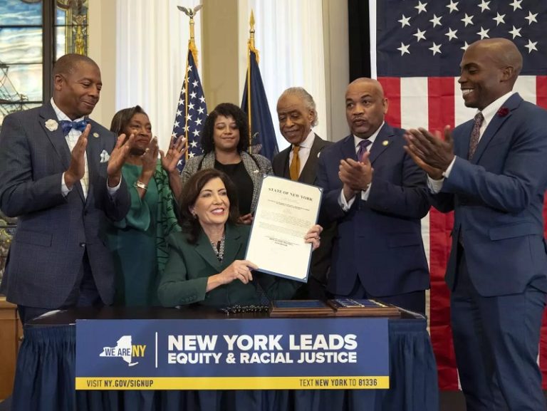comisión de reparaciones en Nueva York, efectos de la esclavitud en la población afroamericana, consecuencias actuales de la esclavitud, historia de la esclavitud en Nueva York, recomendaciones de la comisión de reparaciones, compensaciones económicas por esclavitud, debate sobre las reparaciones por esclavitud, legitimidad de las compensaciones monetarias, desigualdad histórica en Nueva York, políticas para remediar la esclavitud, impacto de la esclavitud en el norte de Estados Unidos, reacciones a las reparaciones por esclavitud, costo de las reparaciones en efectivo, avances legislativos sobre reparaciones, compensaciones a descendientes de esclavizados, estudios sobre reparaciones de esclavitud, reconciliación nacional y reparaciones, legado histórico de la esclavitud en Nueva York.
