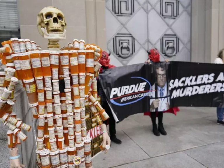 OxyContin, Corte Suprema, Purdue Pharma, Epidemia de opioides, Crisis de opioides, Sackler, Quiebra, Acuerdo legal, Administración Biden, Demanda civil, Epidemia de opioides en EE.UU., Sobredosis de opiáceos, Adicción, Netflix, Opioide sintético, Sean Blake, Campaña promocional, Serie de Netflix, Crisis de salud, Investigación médica