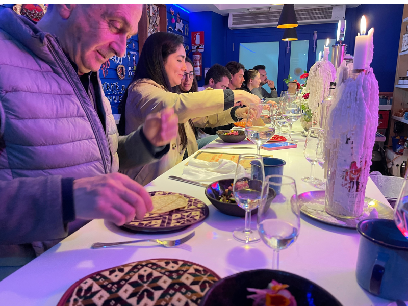 brocheta, pincho, parrilla, asador, carne, verduras, marinada, adobo, barbacoa, brasa, ahumado, salsa, jugoso, especias, proteína, fiesta, antojo, receta, sazón, cocina