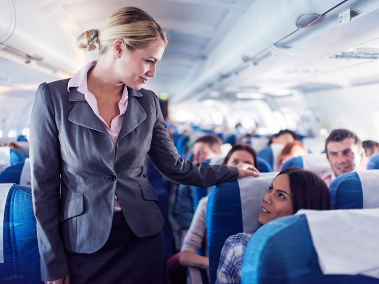 Viajes en avión, consejos para vuelos, equipaje de mano, comportamiento en avión, etiqueta en vuelos, asientos de avión, consideración en viajes, vuelos más cómodos, vuelos agradables, tips para aeropuertos, viajar con cortesía, espacio en compartimientos, reclinado de asientos, entretenimiento a bordo, consumo de alcohol en vuelos, niños en aviones, alimentación en viajes, cortesía en vuelos, higiene en vuelos, comodidad en vuelos.