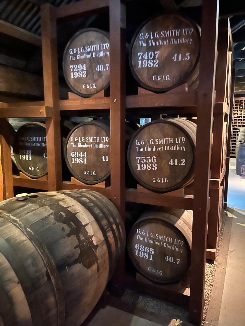historia del whisky, regiones productoras de whisky, tipos de whisky, cata de whisky, Scotch Whisky, whisky escocés, denominación de origen, regiones de Escocia, Highlands, Lowlands, Islay, Speyside, Cambeltown, whisky de malta, whisky de grano, Blended Whiskies, maduración del whisky, barricas de roble, destilación de whisky, cata de whisky de malta.