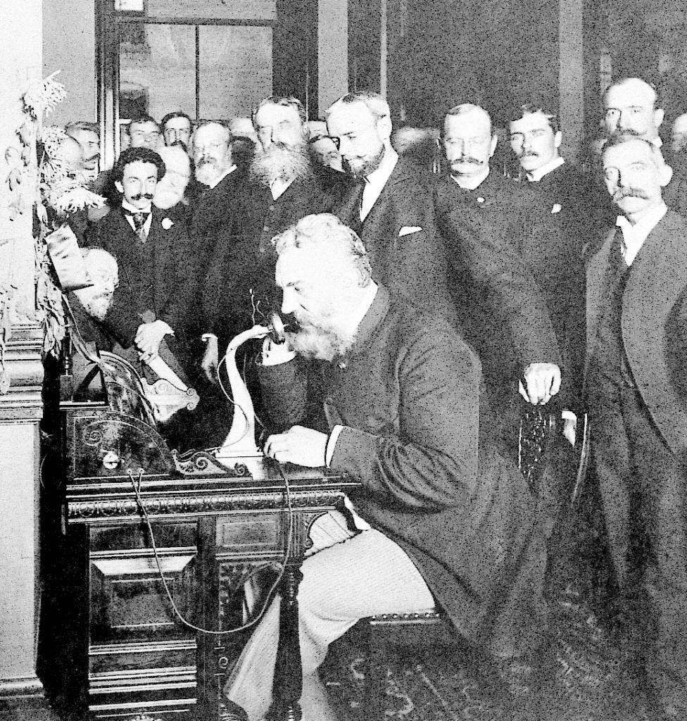Grandes inventos, Siglo XX, Siglo XXI, Teléfono de Graham Bell, Smartphones, Inteligencia Artificial, Tecnología celular, Evolución tecnológica, Comunicación humana, Innovación, Progreso, Conectividad, Alexander Graham Bell, Revolución tecnológica, Comunicación instantánea, Experimentación, Perseverancia, Patente, Sociedad, Distancias, Negocios, Networking, Relaciones personales, IBM Simon Personal Communicator, BlackBerry 850, iPhone, Realidad aumentada, Realidad virtual, Futuro, Avances tecnológicos, Interacción intuitiva, Hologramas, Gestos cotidianos, Mundo digital, Interfaces informáticas, Interacción intuitiva, Carrete de fotos, eddy warman, eddy warman tv,