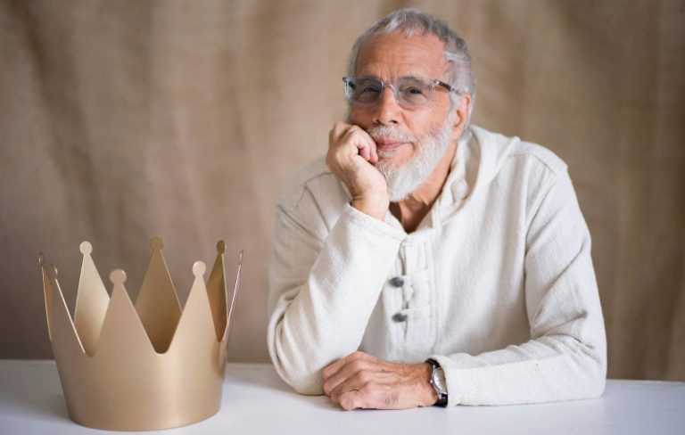 Yusuf, Cat Stevens, nuevo álbum, King of a Land, regreso emocionante, música nostálgica, Paul Samwell-Smith, Tea for the Tillerman, Teaser and the Firecat, álbum conceptual, temas memorables, Wild World, Train on a Hill, Boy Who Knew How to Climb Walls, Pagan Run, How Good it Feels, Take the World Apart, familia, religión, paso del tiempo, inocencia infantil, Anthony Browne, melodías del pasado, voz inconfundible, años setenta, conexión con seguidores, música popular, mística, belleza, crítica positiva