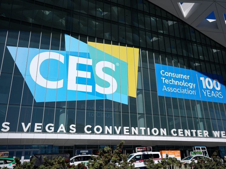 CES 2024, Tecnología de reconocimiento facial, Cerraduras inteligentes, Visage - Cerradura inteligente, Inteligencia Artificial (IA) y gemelo digital, Personalización de IA, Hollo AI, Interacción en redes sociales, Bartender personal - Bartesian, Preparación de cócteles, Televisores transparentes, Tecnología OLED, LG y Samsung, Pantalla OLED transparente, Transmisión inalámbrica de contenido, Uso de televisores como lienzos digitales, Robot para pintar uñas - Nimble, Inteligencia Artificial en la industria del cuidado de la piel, Tecnología en productos de belleza, Experiencias inclusivas en la industria de la belleza.