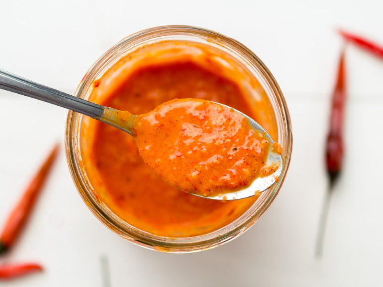 piri piri, chile portugués, cocina portuguesa, gastronomía africana, mestizaje culinario, alheira de Mirandela, embutido portugués, Nando’s, salsa picante, tradición culinaria, chile Capsicum frutescens, especias coloniales, comida tradicional, influencia africana, caldeirada, camarones al piri piri, pollo al churrasco, recetas portuguesas, globalización gastronómica, sabores del mundo