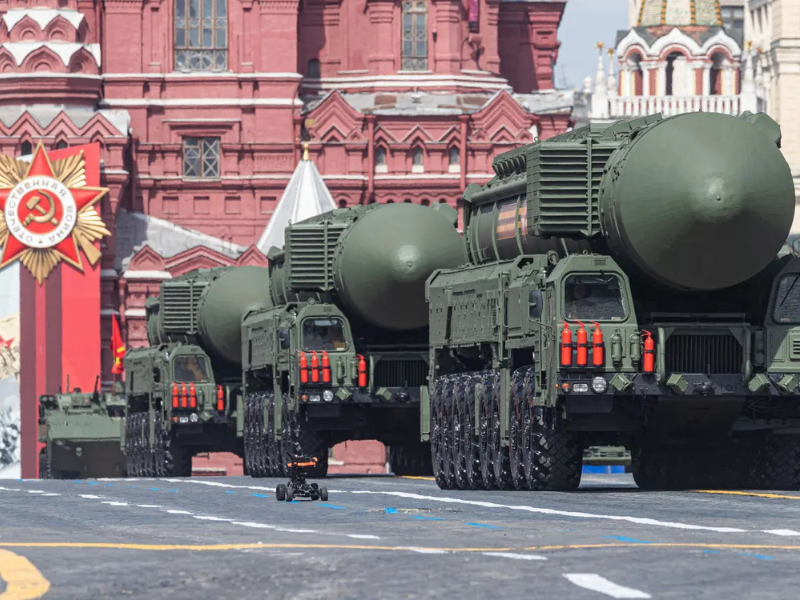 Rusia, arsenal nuclear, armas tácticas, misiles balísticos, ojivas nucleares, modernización militar, doctrina nuclear, entrenamiento táctico, Iskander, Kinzhal, Distrito Militar Sur, conflicto en Ucrania, tensiones geopolíticas, deserciones militares, ética militar, propaganda rusa, guerra fría, amenazas nucleares, maniobras estratégicas, poderío militar ruso, dilemas morales