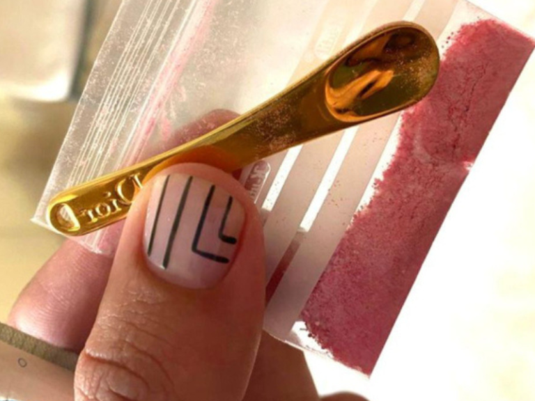 Cocaína rosa, 2CB, tusi, "two si bi", Peso Pluma, "la tusi lavada", Lady Gaga, consumo entre jóvenes, malolandia, antros de lujo, países productores, droga sintética, alucinaciones vívidas, colorante rosa, Ryan, paro cardiorespiratorio, cocktail de drogas, ketamina, MDMA, Energy Control, sorteo de drogas, sensaciones de felicidad, ansiedad y paranoia, dependencia psicológica, políticas integradas, zonas libres de drogas, eddy warman, eddy warman de noche, eddy warman tv,
